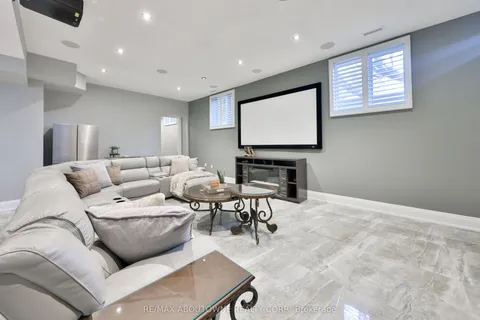 3188 Lakeshore Road, Burlington, ON L7N 1A4