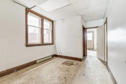 1575 Dupont St, Toronto, ON M6P 3S5