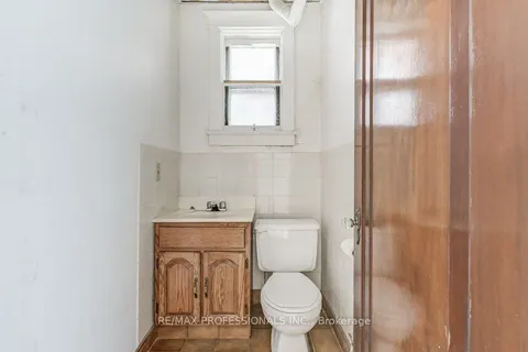 1575 Dupont St, Toronto, ON M6P 3S5
