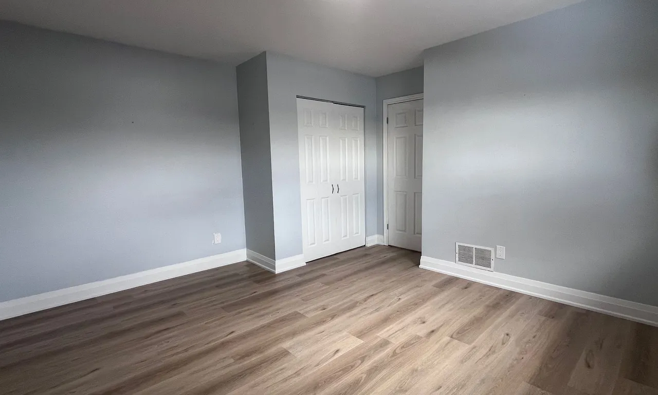 Semi-Detached living room at 2512 Harman Crt Mississauga