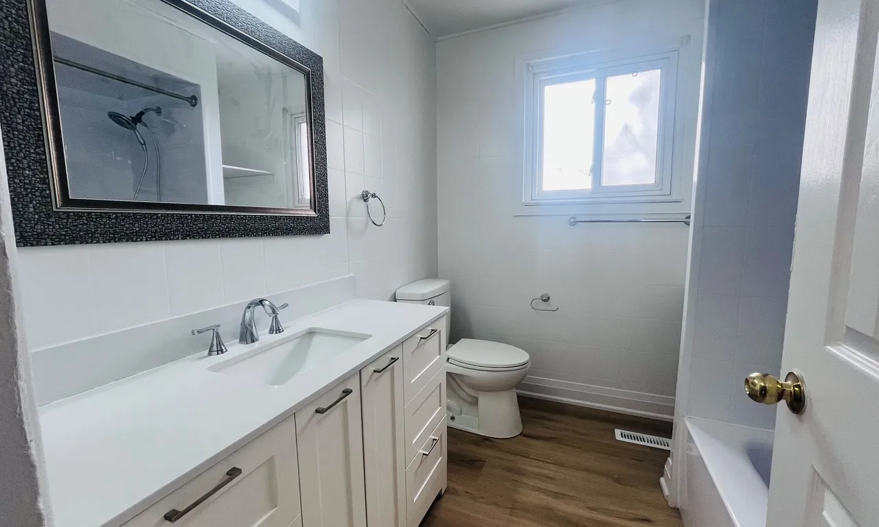 Semi-Detached kitchen at 2512 Harman Crt Mississauga