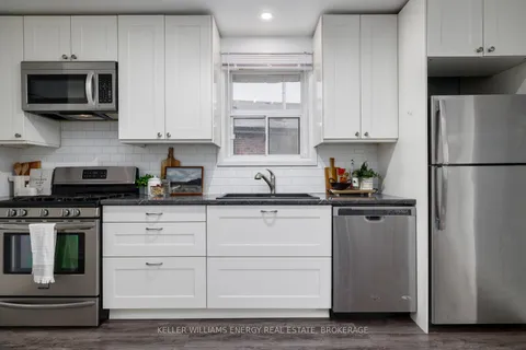 4 Windal Ave, Toronto, ON M9N 2C3