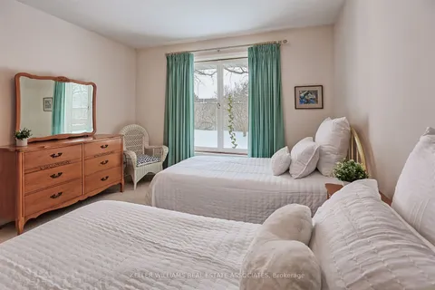 1253 Melton Dr, Mississauga, ON L4Y 1L6