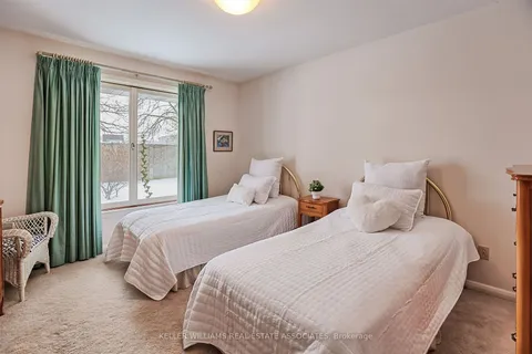 1253 Melton Dr, Mississauga, ON L4Y 1L6