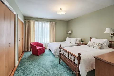 1253 Melton Dr, Mississauga, ON L4Y 1L6