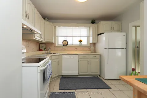 1483 Sandgate Cres, Mississauga, ON L5J 2E3