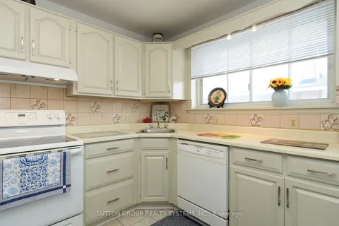 1483 Sandgate Cres, Mississauga, ON L5J 2E3