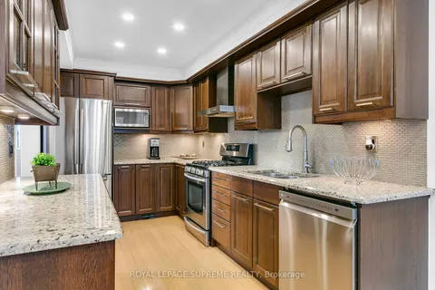 512 Leatherleaf Dr, Mississauga, ON L4Z 3Y5