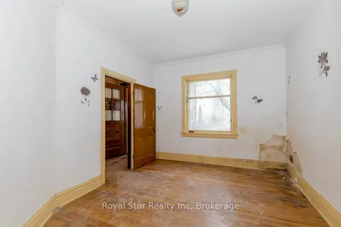 19 Brad St, Toronto, ON M6P 1M9