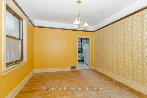 19 Brad St, Toronto, ON M6P 1M9