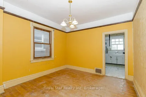 19 Brad St, Toronto, ON M6P 1M9