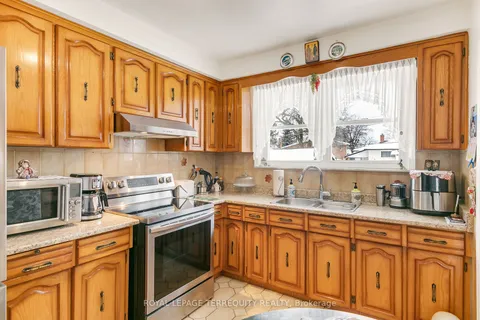 37 Summitcrest Dr, Toronto, ON M9P 1H1
