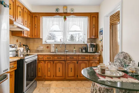 37 Summitcrest Dr, Toronto, ON M9P 1H1