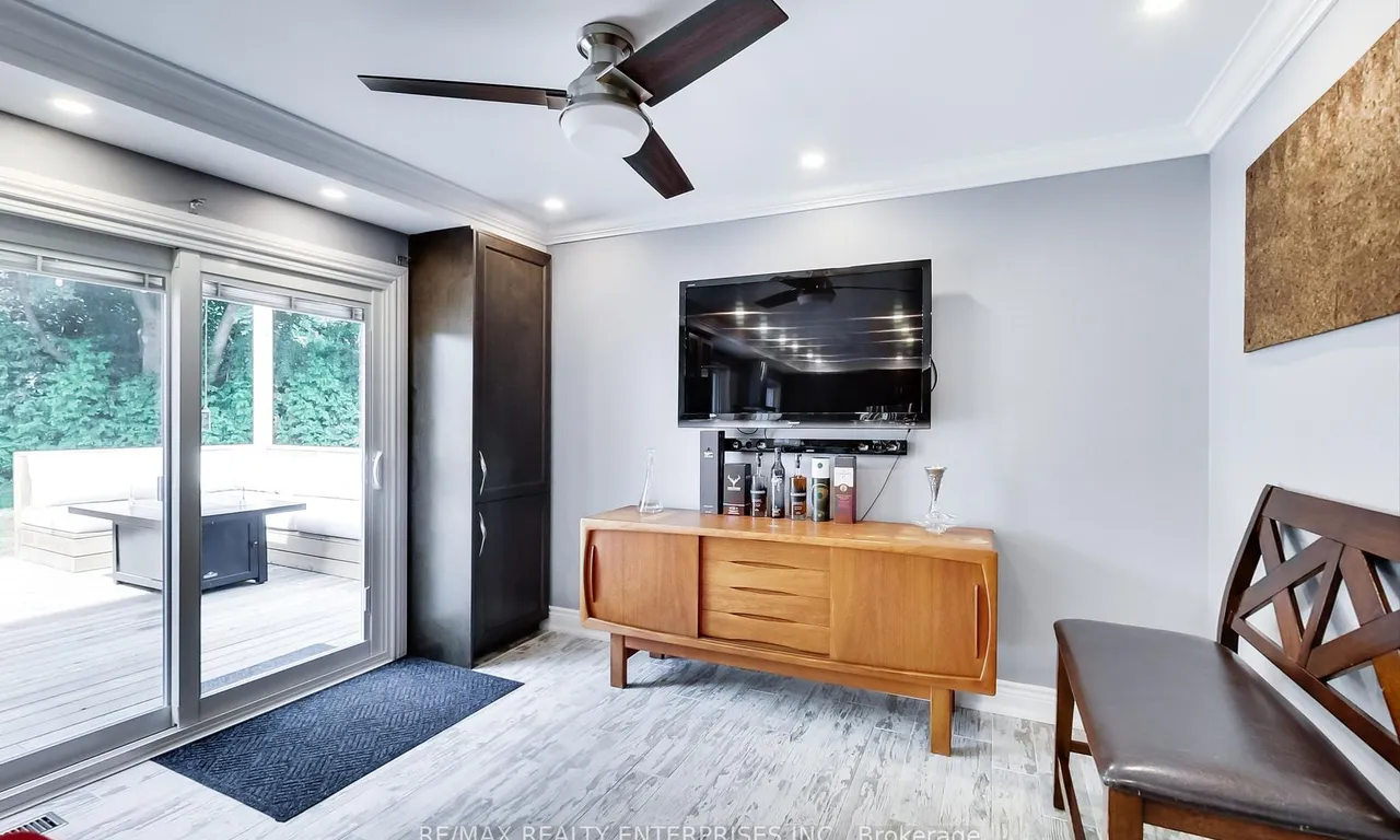 Semi-Detached living room at 1540 Thetford Crt Mississauga