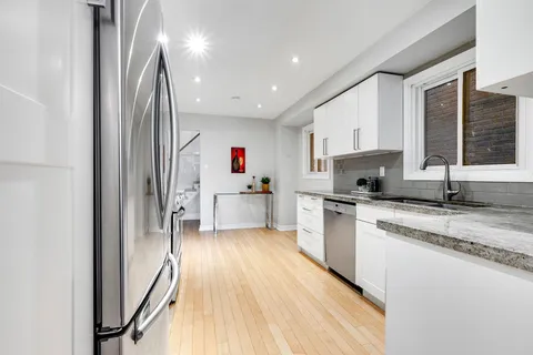 4423 Sawmill Valley Dr, Mississauga, ON L5L 3H8