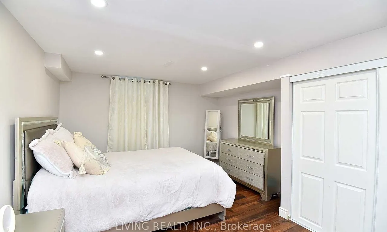 Semi-Detached interior view at 449 Daralea Hts Mississauga