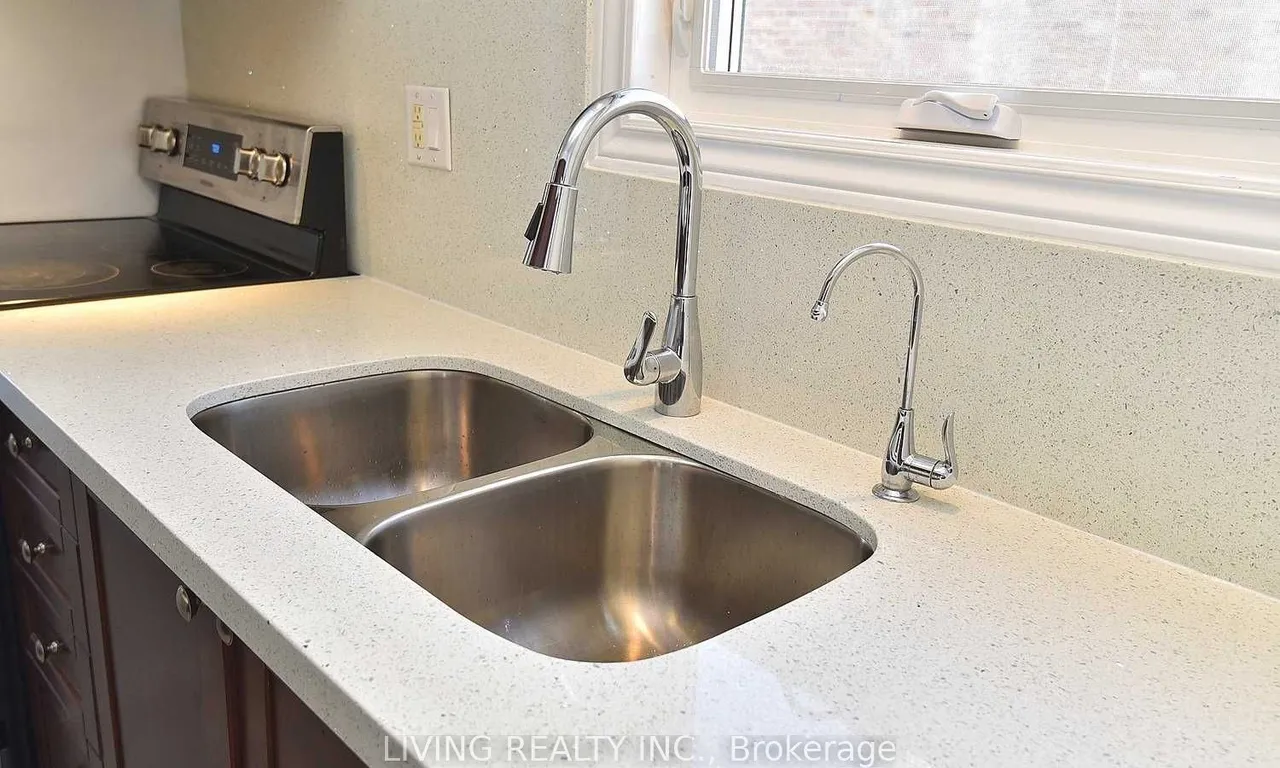 Semi-Detached kitchen at 449 Daralea Hts Mississauga