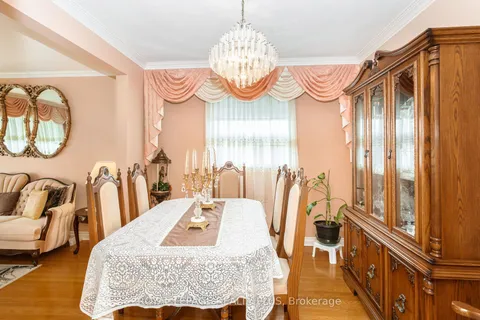 751 Runningbrook Dr, Mississauga, ON L4Y 2R9