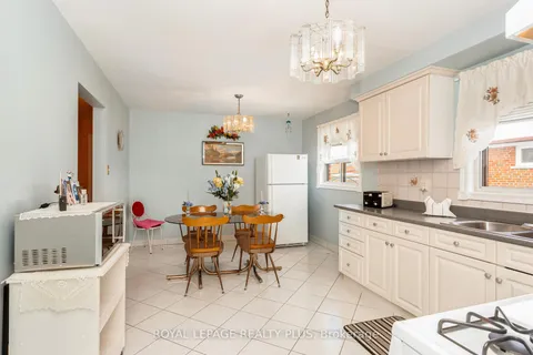 751 Runningbrook Dr, Mississauga, ON L4Y 2R9