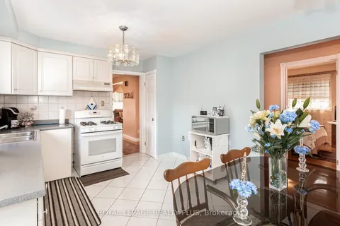 751 Runningbrook Dr, Mississauga, ON L4Y 2R9