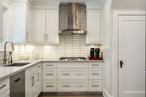 12 Meadowvale Dr, Toronto, ON M8Y 2N8