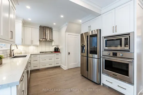 12 Meadowvale Dr, Toronto, ON M8Y 2N8