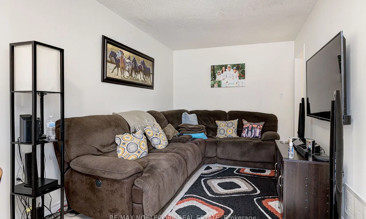 Semi-Detached kitchen at 3925 Stoneham Way Mississauga