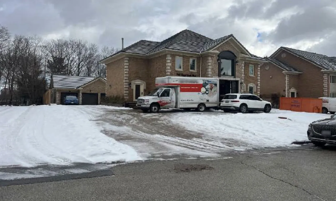 1943 Royal Credit Blvd, Mississauga, ON L5M 4Y1