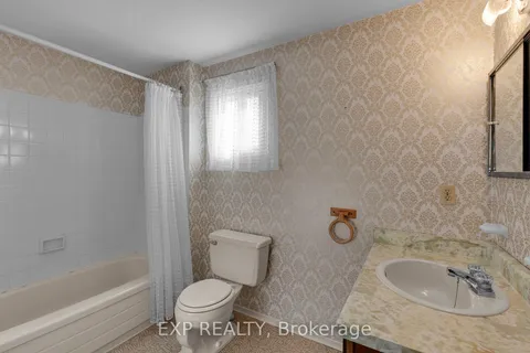 483 Hyacinthe Blvd, Mississauga, ON L5A 3L2