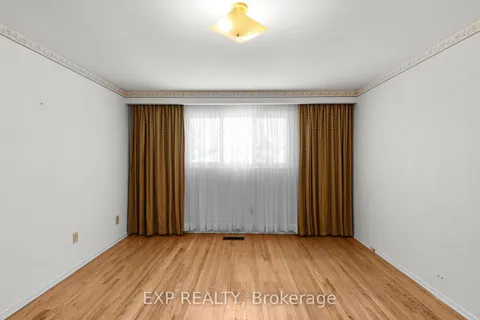483 Hyacinthe Blvd, Mississauga, ON L5A 3L2