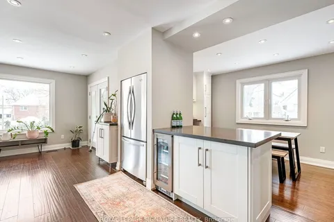 1030 Hedge Dr, Mississauga, ON L4Y 1G2