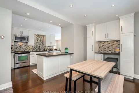 1030 Hedge Dr, Mississauga, ON L4Y 1G2