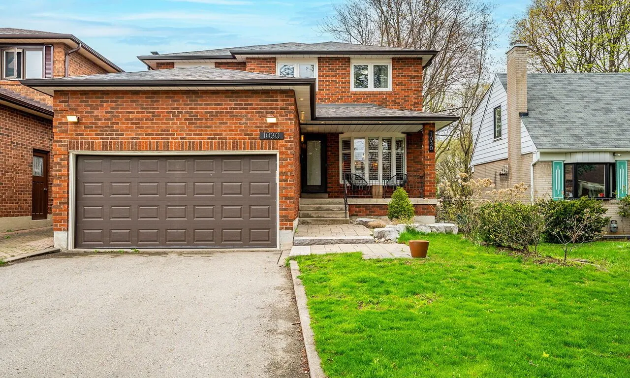 1030 Hedge Dr, Mississauga, ON L4Y 1G2