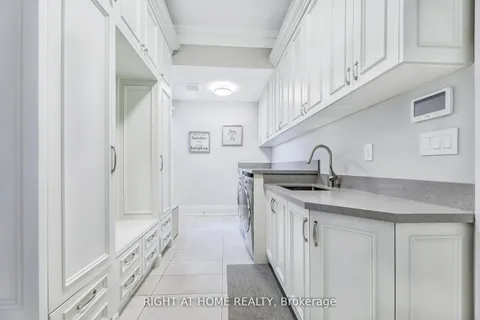 484 Avonwood Drive, Mississauga, ON L5G 1Y9