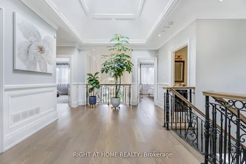 484 Avonwood Drive, Mississauga, ON L5G 1Y9