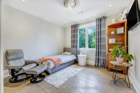 484 Avonwood Drive, Mississauga, ON L5G 1Y9