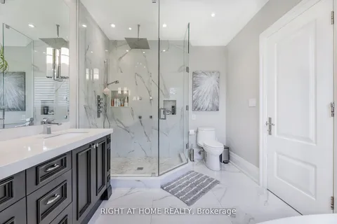 484 Avonwood Drive, Mississauga, ON L5G 1Y9