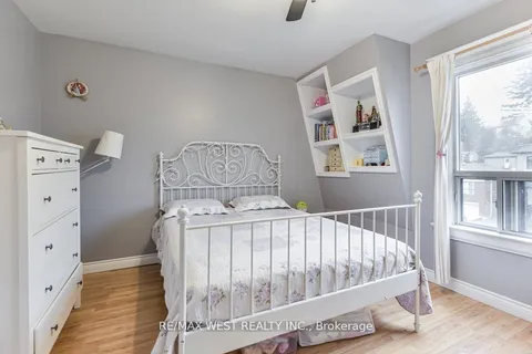 32 Holmesdale Road, Toronto, ON M6E 1Y1