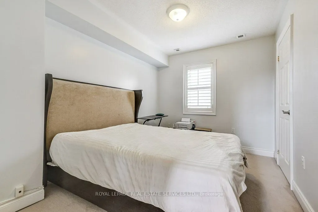 17 Clockwork Lane, Toronto, ON M8Y 4H5