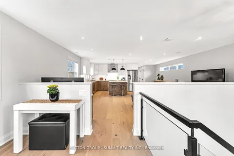 31 Oakwood Avenue, Mississauga, ON L5G 3L9