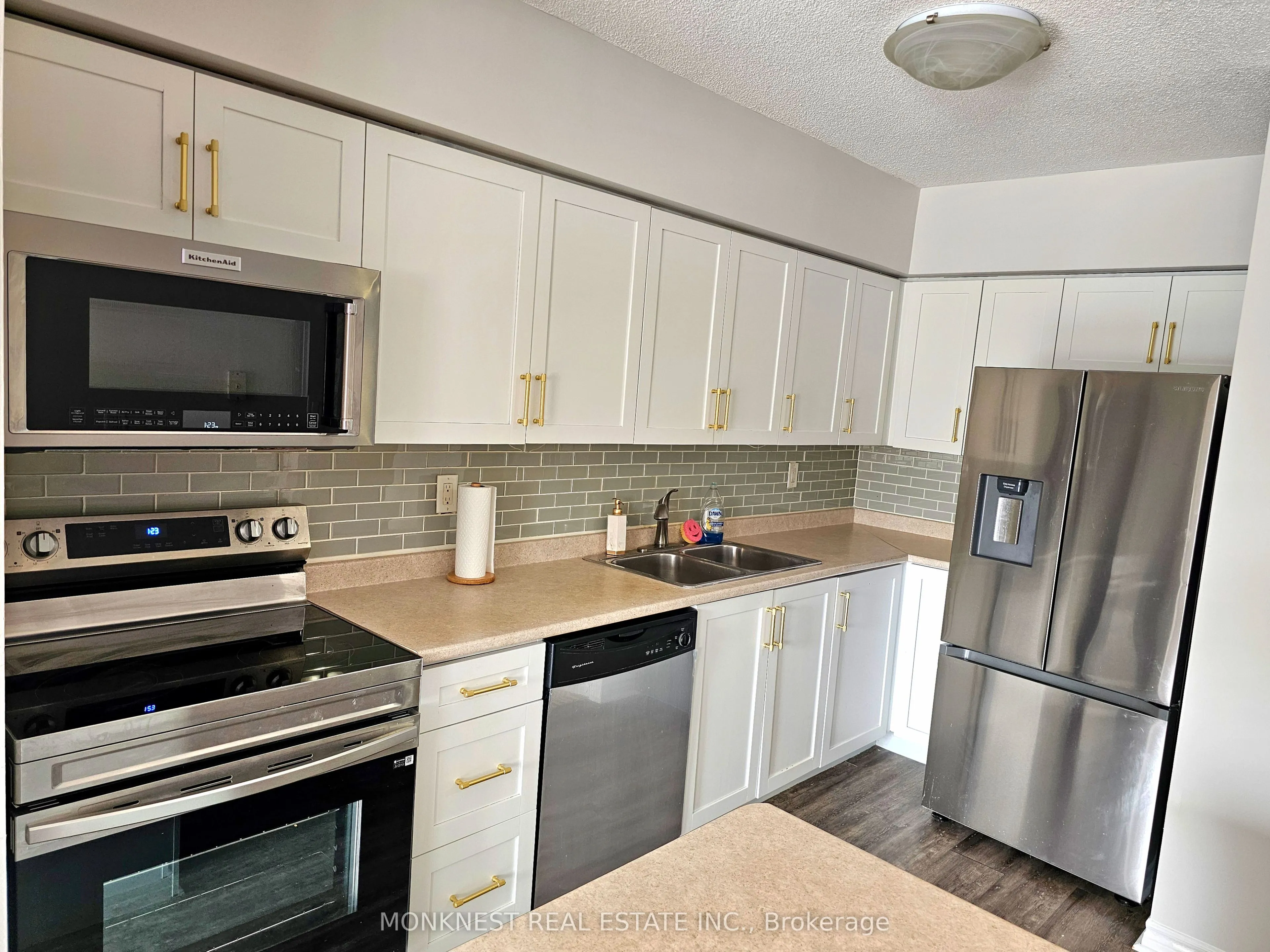 1000 Cedarglen Gate, Mississauga, ON L5C 3Z5