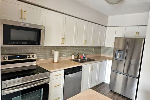 1000 Cedarglen Gate, Mississauga, ON L5C 3Z5