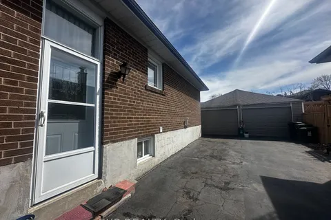16 Dellbrook Crescent, Toronto, ON M9L 1E2