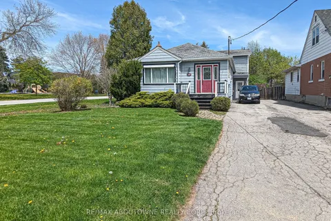251 JENNINGS Crescent, Oakville, ON L6L 1W2