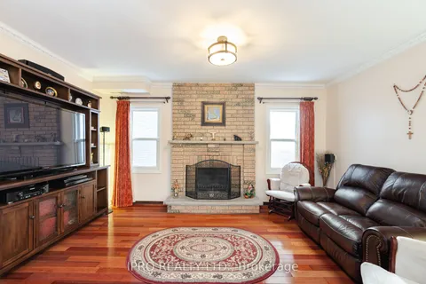1615 Sir Monty's Drive, Mississauga, ON L5N 4R1