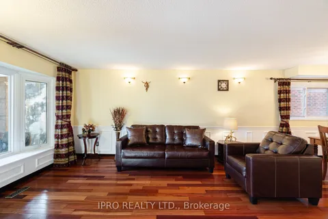 1615 Sir Monty's Drive, Mississauga, ON L5N 4R1