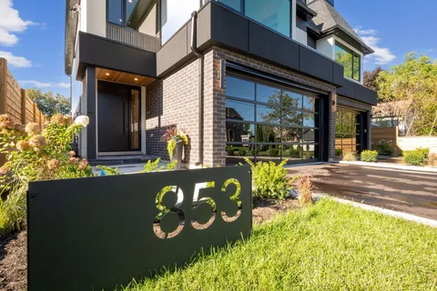 853 Tenth Street, Mississauga, ON L5E 1S7