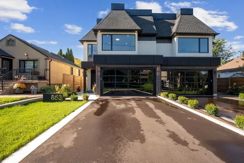 853 Tenth Street, Mississauga, ON L5E 1S7
