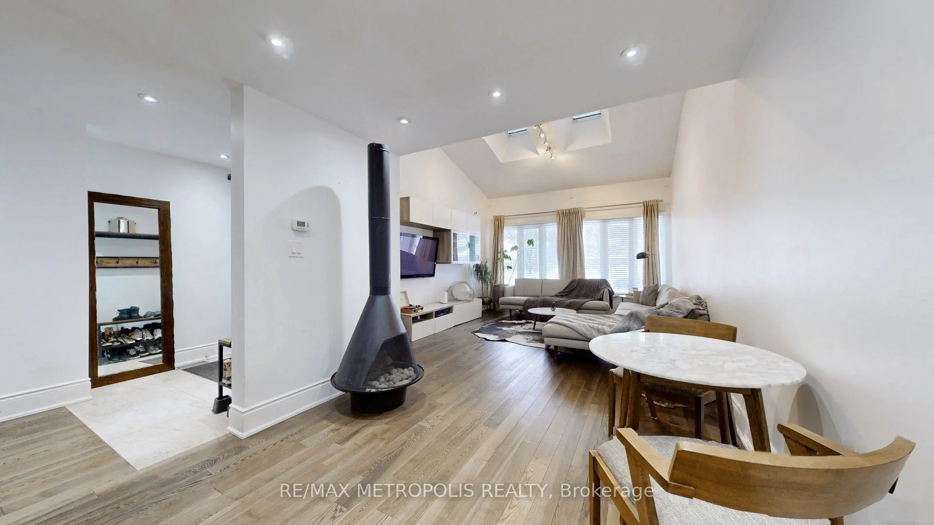 4111 Sharonton Court, Mississauga, ON L5L 1Y9