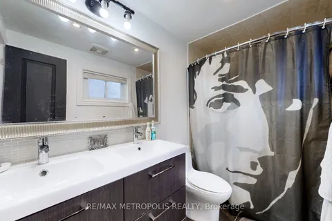 4111 Sharonton Court, Mississauga, ON L5L 1Y9